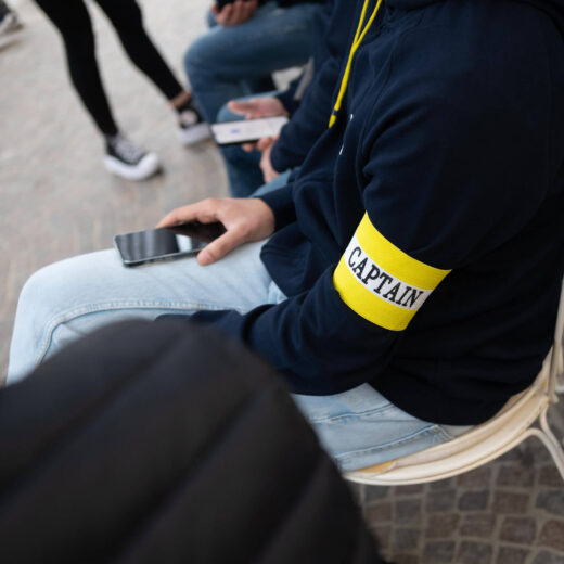 Immagine di una persona con la fascia "capitano". Durante la formazione le persone sono divise in squadre per rendere l'apprendimento interattivo, questo era il capitano di una squadra.