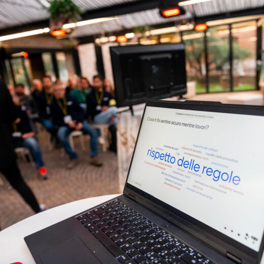 Slide con i risultati di un questionario con domanda "Cosa ti fa sentire sicuro mentre lavori?" disposti come nuvola di parole con al centro la parola di maggior rilievo "rispetto delle regole".