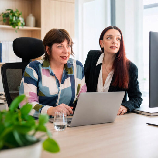 Immagine di Roberta Brazzoli (a sinistra) e Beatrice Vantini (a destra) che lavorano in ufficio.