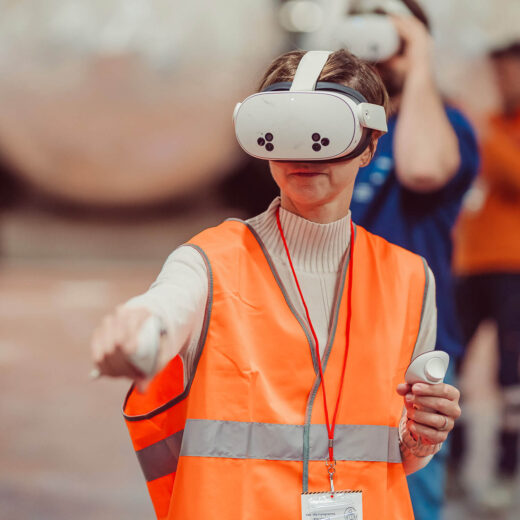 Immagine di una persona che partecipa ad un corso di formazione immersiva indossando un visore per la realtà virtuale.