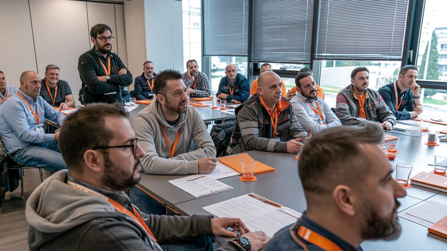 Classe di persone che partecipa alla formazione sulla sicurezza.