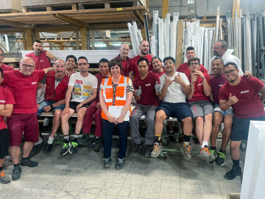 Foto di gruppo che ritrae al centro Roberta Brazzoli, CEO di E.R Training, e attorno i lavoratori dell'azienda che hanno partecipato alla formazione.