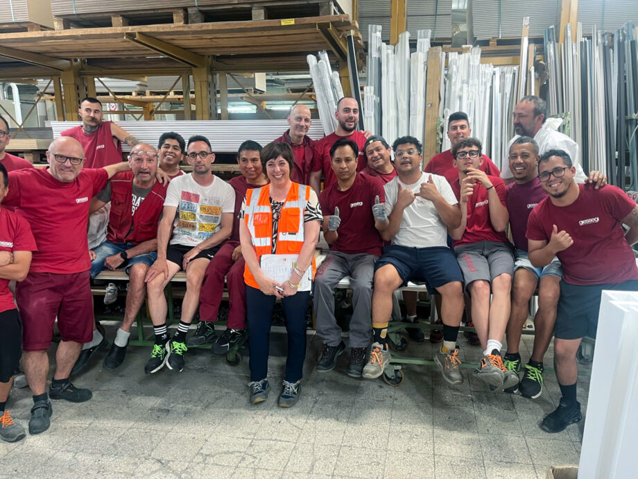 Foto di gruppo che ritrae al centro Roberta Brazzoli, CEO di E.R Training, e attorno i lavoratori dell'azienda che hanno partecipato alla formazione.